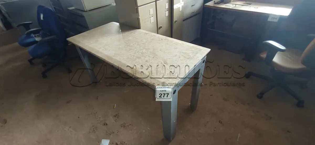 LOTE 277 - 01 MESA COM ESTRUTURA DE FERRO E TAMPO DE PEDRA. (NO ESTADO) ATENÇÃO! FAZER A VISITAÇÃO ANTES DE ARREMATAR, NÃO SABEMOS SE FUNCIONA, LEILÃO NÃO TEM GARANTIA E NEM DEVOLUÇÃO, SUJEITO A POSSÍVEIS AVARIAS VISÍVEIS/OCULTAS E/OU AUSÊNCIA DE COMPONENTES.