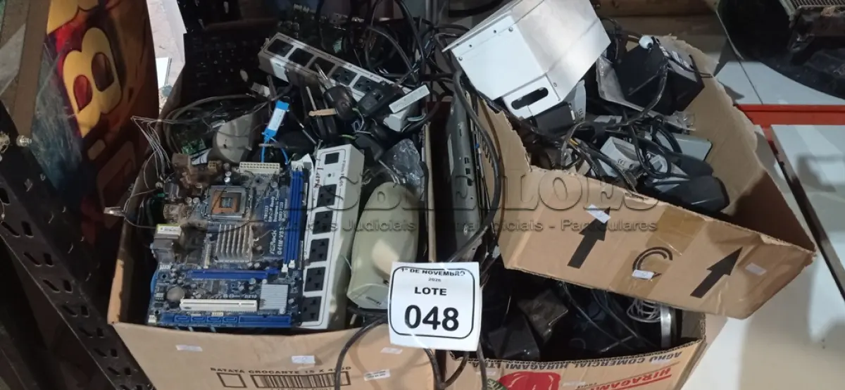 LOTE 048 - 01 LOTE COM GRANDE QUANTIDADE DE CAIXAS MULTIMIDIA, LEITORES DE CÓDIGO DE BARRAS, CABOS, PLACAS ELETRÔNICAS E MATERIAIS DIVERSOS. (NO ESTADO) ATENÇÃO! FAZER A VISITAÇÃO ANTES DE ARREMATAR, NÃO SABEMOS SE FUNCIONA, LEILÃO NÃO TEM GARANTIA E NEM DEVOLUÇÃO, SUJEITO A POSSÍVEIS AVARIAS VISÍVEIS/OCULTAS E/OU AUSÊNCIA DE COMPONENTES.