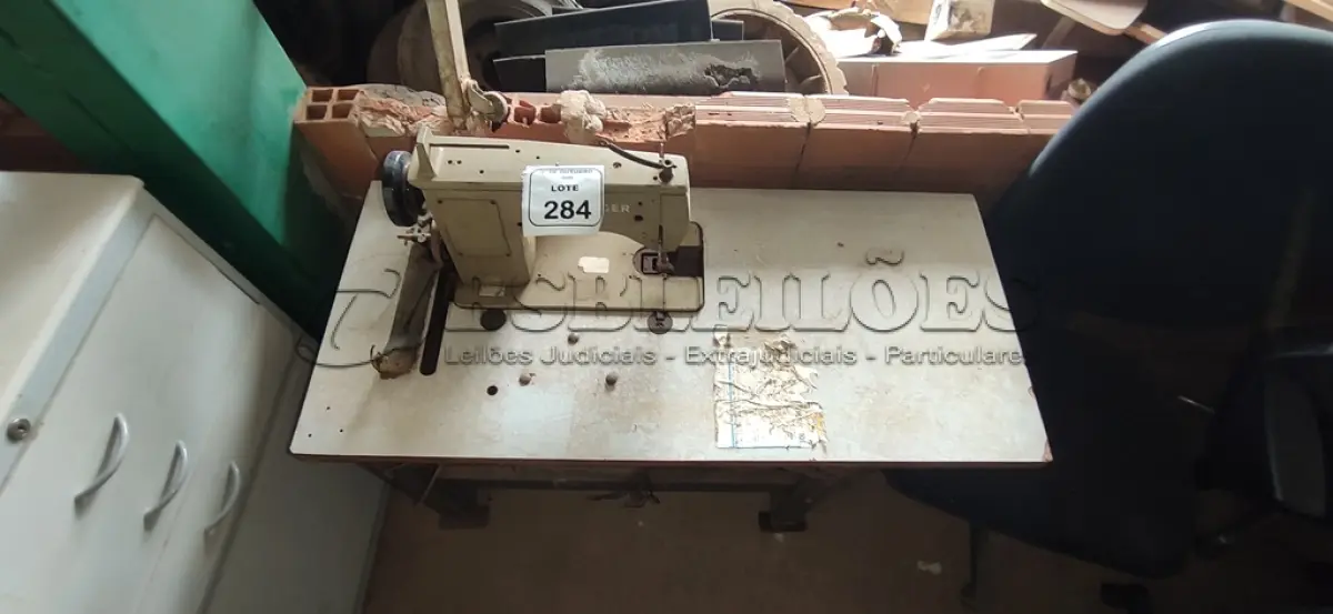 LOTE 284 - 01 MÁQUINA DE COSTURA COM BANCADA MODELO 021D201A MARCA SINGER. (NO ESTADO) ATENÇÃO! FAZER A VISITAÇÃO ANTES DE ARREMATAR, NÃO SABEMOS SE FUNCIONA, LEILÃO NÃO TEM GARANTIA E NEM DEVOLUÇÃO, SUJEITO A POSSÍVEIS AVARIAS VISÍVEIS/OCULTAS E/OU AUSÊNCIA DE COMPONENTES.