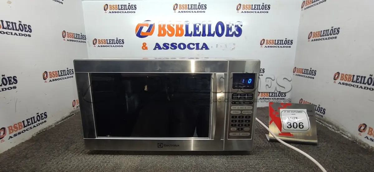 LOTE 306 - 01 MICRO-ONDAS 220V MARCA ELECTROLUX. (NO ESTADO) ATENÇÃO! FAZER A VISITAÇÃO ANTES DE ARREMATAR, NÃO SABEMOS SE FUNCIONA, LEILÃO NÃO TEM GARANTIA E NEM DEVOLUÇÃO, SUJEITO A POSSÍVEIS AVARIAS VISÍVEIS/OCULTAS E/OU AUSÊNCIA DE COMPONENTES.