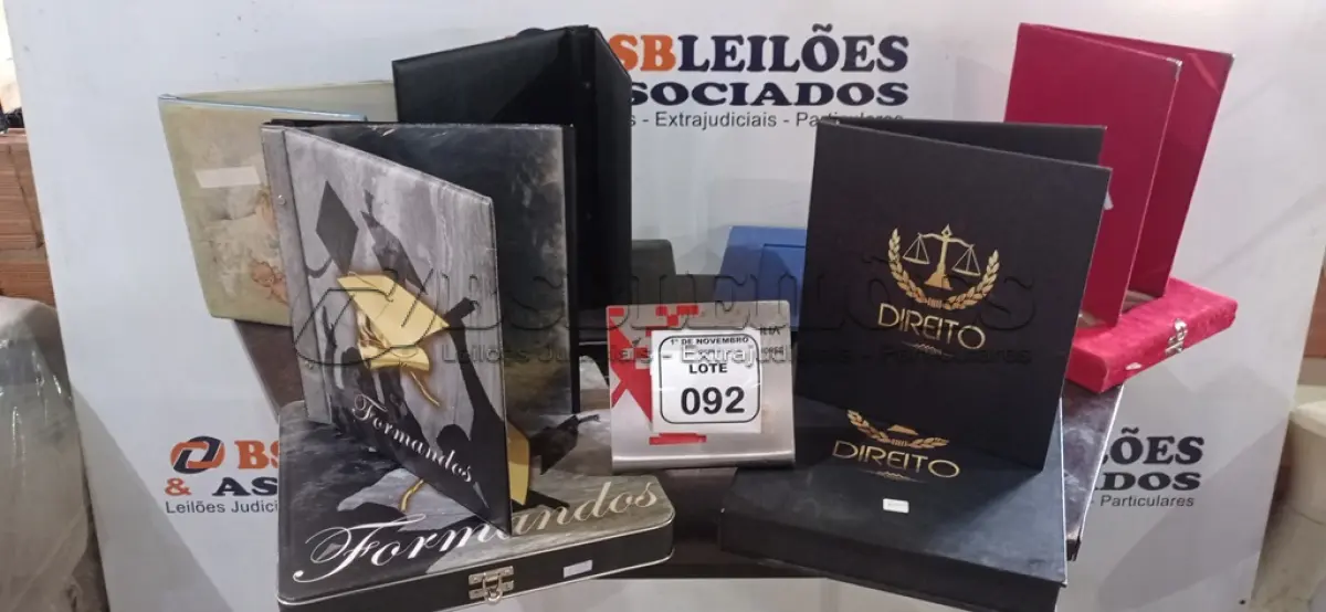 LOTE 092 - 03 PASTAS, 01 FICHÁRIO E 02 PLACAS PASTA (NO ESTADO) ATENÇÃO! FAZER A VISITAÇÃO ANTES DE ARREMATAR, NÃO SABEMOS SE FUNCIONA, LEILÃO NÃO TEM GARANTIA E NEM DEVOLUÇÃO, SUJEITO A POSSÍVEIS AVARIAS VISÍVEIS/OCULTAS E/OU AUSÊNCIA DE COMPONENTES.