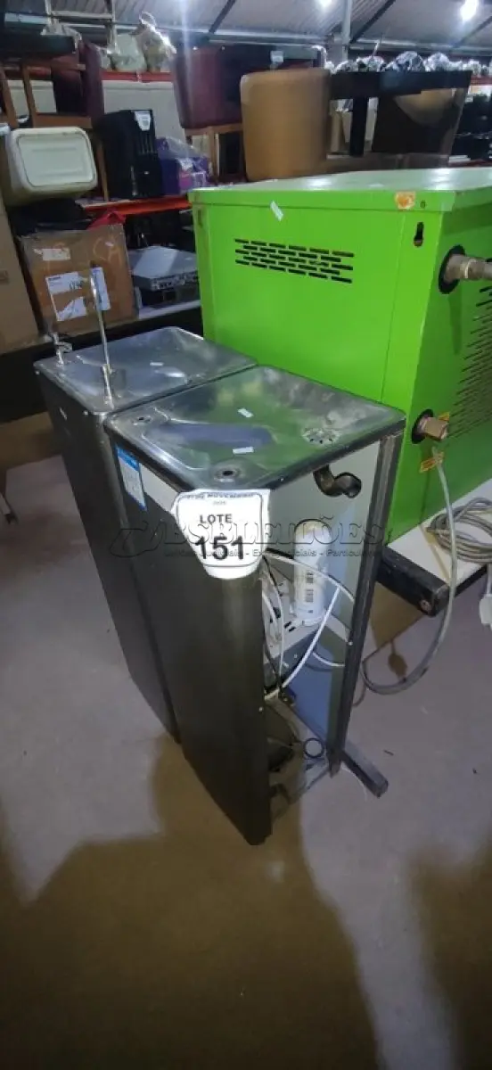 LOTE 151 - 02 BEBEDOUROS DE COLUNA EM INOX. (NO ESTADO) ATENÇÃO! FAZER A VISITAÇÃO ANTES DE ARREMATAR, NÃO SABEMOS SE FUNCIONA, LEILÃO NÃO TEM GARANTIA E NEM DEVOLUÇÃO, SUJEITO A POSSÍVEIS AVARIAS VISÍVEIS/OCULTAS E/OU AUSÊNCIA DE COMPONENTES.