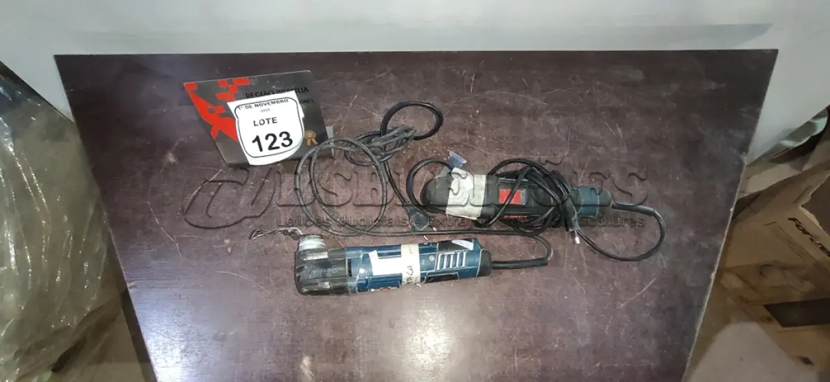 LOTE 123 - 02 MULTI CORTADORAS OSCILANTE MARCA BOSCH. (NO ESTADO) ATENÇÃO! FAZER A VISITAÇÃO ANTES DE ARREMATAR, NÃO SABEMOS SE FUNCIONA, LEILÃO NÃO TEM GARANTIA E NEM DEVOLUÇÃO, SUJEITO A POSSÍVEIS AVARIAS VISÍVEIS/OCULTAS E/OU AUSÊNCIA DE COMPONENTES.