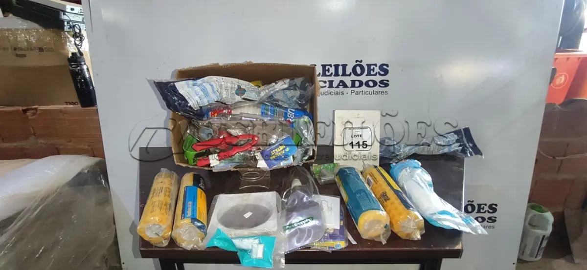 LOTE 115 - 01 CAIXA COM DIVERSOS ITENS DE ELÉTRICA, HIDRÁULICA, PINTURA E ITENS VARIADOS. (NO ESTADO) ATENÇÃO! FAZER A VISITAÇÃO ANTES DE ARREMATAR, NÃO SABEMOS SE FUNCIONA, LEILÃO NÃO TEM GARANTIA E NEM DEVOLUÇÃO, SUJEITO A POSSÍVEIS AVARIAS VISÍVEIS/OCULTAS E/OU AUSÊNCIA DE COMPONENTES.