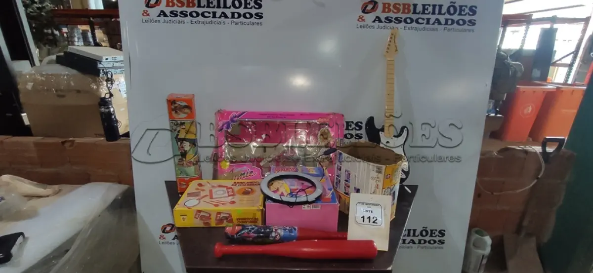 LOTE 112 - 01 PAR DE SAPATILHAS DE BALLET MODELO RECITAL 202, 01 BARRACA INFANTIL E 07 CAIXAS DE BRINQUEDOS INFANTIS DE MODELOS DIVERSOS. (NO ESTADO) ATENÇÃO! FAZER A VISITAÇÃO ANTES DE ARREMATAR, NÃO SABEMOS SE FUNCIONA, LEILÃO NÃO TEM GARANTIA E NEM DEVOLUÇÃO, SUJEITO A POSSÍVEIS AVARIAS VISÍVEIS/OCULTAS E/OU AUSÊNCIA DE COMPONENTES.
