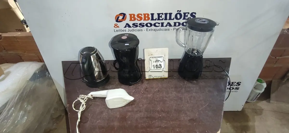 LOTE 103 - 01 LIQUIDIFICADOR MARCA BLACK DECKER, 01 CHALEIRA ELÉTRICA, 01 CAFETEIRA MARCA MONDIAL E 01 FERRO A VAPOR. (NO ESTADO) ATENÇÃO! FAZER A VISITAÇÃO ANTES DE ARREMATAR, NÃO SABEMOS SE FUNCIONA, LEILÃO NÃO TEM GARANTIA E NEM DEVOLUÇÃO, SUJEITO A POSSÍVEIS AVARIAS VISÍVEIS/OCULTAS E/OU AUSÊNCIA DE COMPONENTES.