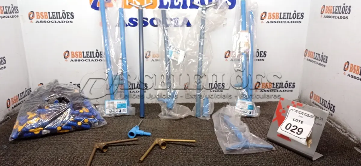 LOTE 029 - 05 ASPERSORES DE ÁGUA E GRANDE QUANTIDADE DE REGISTROS PVC DE MODELOS DIVERSOS. (NO ESTADO) ATENÇÃO! FAZER A VISITAÇÃO ANTES DE ARREMATAR, NÃO SABEMOS SE FUNCIONA, LEILÃO NÃO TEM GARANTIA E NEM DEVOLUÇÃO, SUJEITO A POSSÍVEIS AVARIAS VISÍVEIS/OCULTAS E/OU AUSÊNCIA DE COMPONENTES.