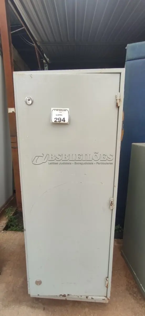 LOTE 294 - 01 RACK DE PISO PARA SERVIDORES. (NO ESTADO) ATENÇÃO! FAZER A VISITAÇÃO ANTES DE ARREMATAR, NÃO SABEMOS SE FUNCIONA, LEILÃO NÃO TEM GARANTIA E NEM DEVOLUÇÃO, SUJEITO A POSSÍVEIS AVARIAS VISÍVEIS/OCULTAS E/OU AUSÊNCIA DE COMPONENTES.