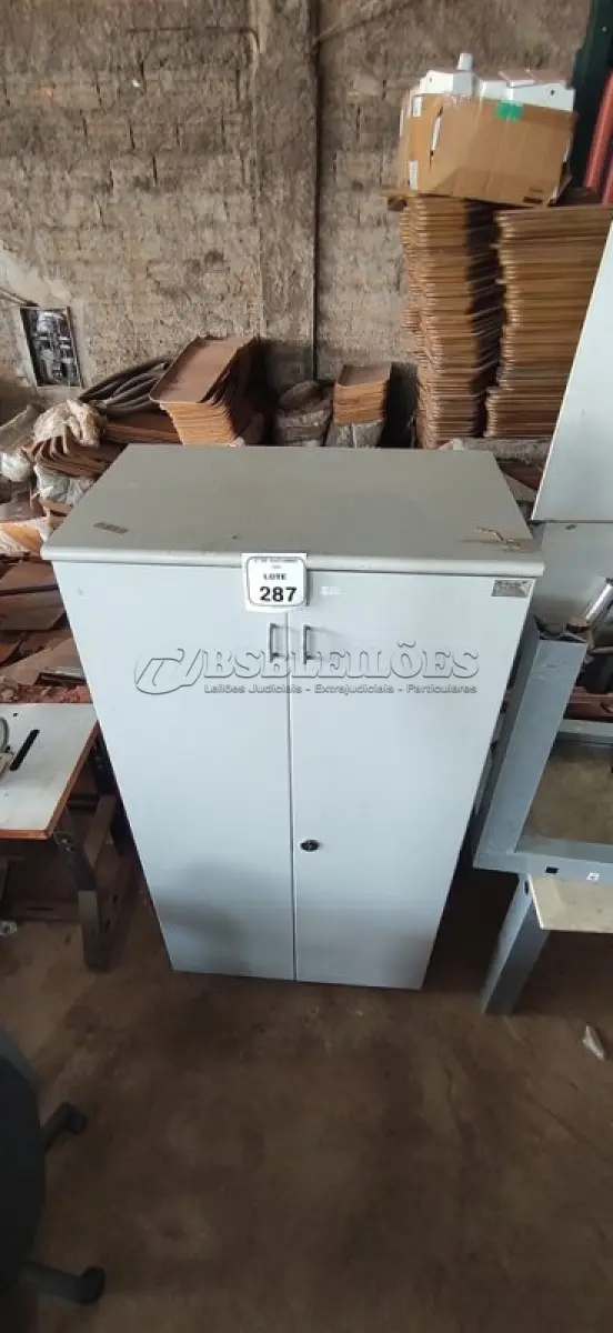 LOTE 287 - 01 ARMÁRIO COM 02 PORTAS. (NO ESTADO) ATENÇÃO! FAZER A VISITAÇÃO ANTES DE ARREMATAR, NÃO SABEMOS SE FUNCIONA, LEILÃO NÃO TEM GARANTIA E NEM DEVOLUÇÃO, SUJEITO A POSSÍVEIS AVARIAS VISÍVEIS/OCULTAS E/OU AUSÊNCIA DE COMPONENTES.
