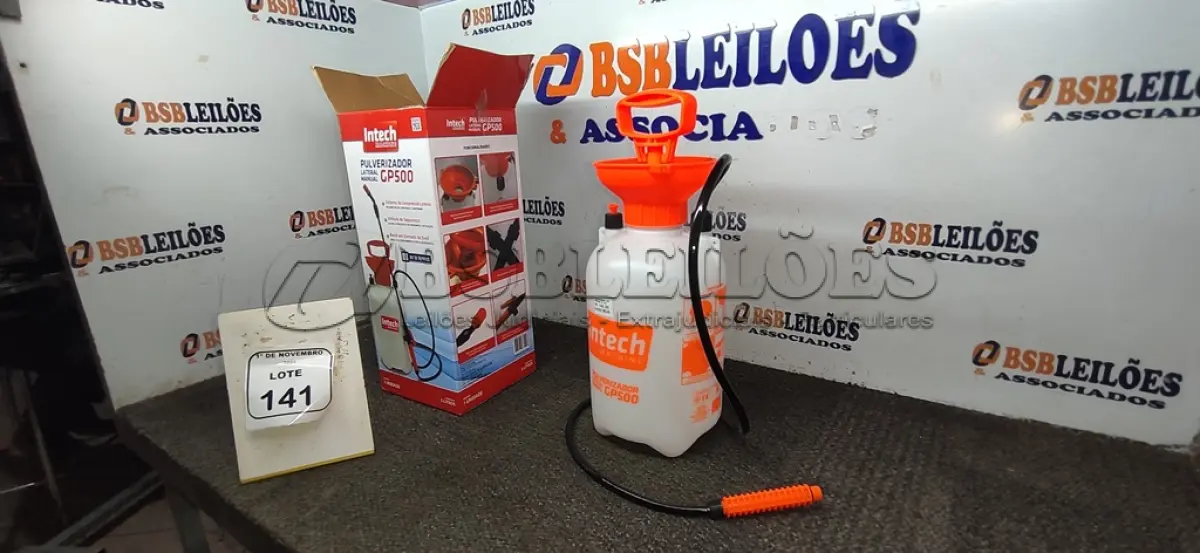 LOTE 141 - 01 PULVERIZADOR LATERAL MANUAL MODELO GP500. (NO ESTADO) ATENÇÃO! FAZER A VISITAÇÃO ANTES DE ARREMATAR, NÃO SABEMOS SE FUNCIONA, LEILÃO NÃO TEM GARANTIA E NEM DEVOLUÇÃO, SUJEITO A POSSÍVEIS AVARIAS VISÍVEIS/OCULTAS E/OU AUSÊNCIA DE COMPONENTES.