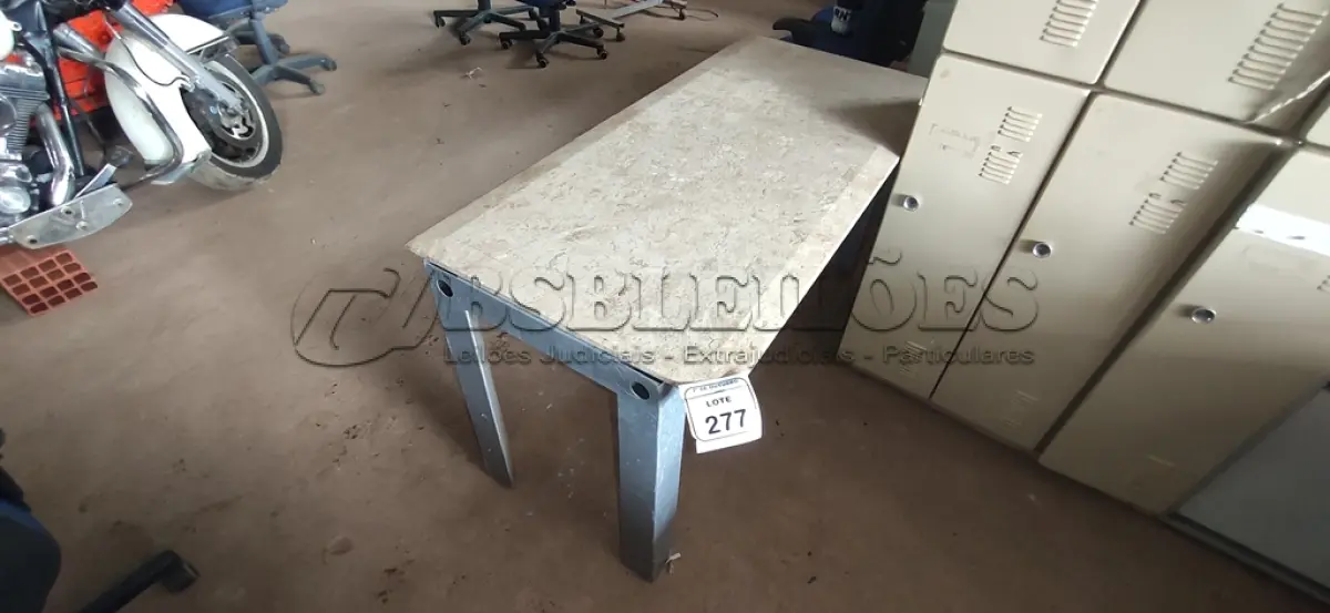 LOTE 277 - 01 MESA COM ESTRUTURA DE FERRO E TAMPO DE PEDRA. (NO ESTADO) ATENÇÃO! FAZER A VISITAÇÃO ANTES DE ARREMATAR, NÃO SABEMOS SE FUNCIONA, LEILÃO NÃO TEM GARANTIA E NEM DEVOLUÇÃO, SUJEITO A POSSÍVEIS AVARIAS VISÍVEIS/OCULTAS E/OU AUSÊNCIA DE COMPONENTES.