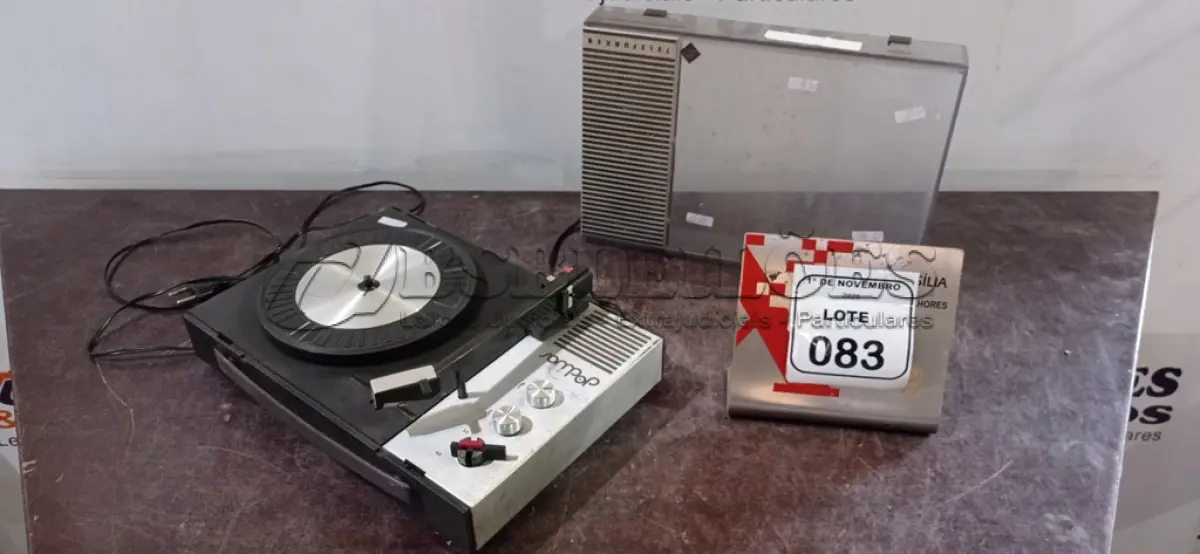 LOTE 083 - 01 TOCA DISCOS MODELO SOMPOP MARCA TELEFUNKEN. (NO ESTADO) ATENÇÃO! FAZER A VISITAÇÃO ANTES DE ARREMATAR, NÃO SABEMOS SE FUNCIONA, LEILÃO NÃO TEM GARANTIA E NEM DEVOLUÇÃO, SUJEITO A POSSÍVEIS AVARIAS VISÍVEIS/OCULTAS E/OU AUSÊNCIA DE COMPONENTES.