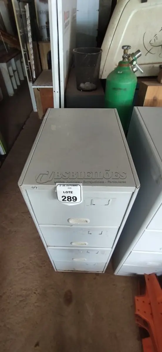 LOTE 289 - 01 ARQUIVO DE AÇO COM 04 GAVETAS. (NO ESTADO) ATENÇÃO! FAZER A VISITAÇÃO ANTES DE ARREMATAR, NÃO SABEMOS SE FUNCIONA, LEILÃO NÃO TEM GARANTIA E NEM DEVOLUÇÃO, SUJEITO A POSSÍVEIS AVARIAS VISÍVEIS/OCULTAS E/OU AUSÊNCIA DE COMPONENTES.