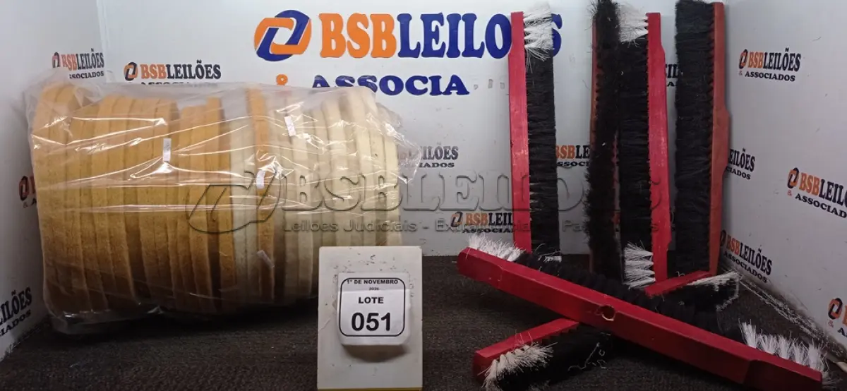 LOTE 051 - 27 DISCOS DE ESPUMAS PARA ENCERADEIRA E 04 VASSOURÕES SEM CABO. (NO ESTADO) ATENÇÃO! FAZER A VISITAÇÃO ANTES DE ARREMATAR, NÃO SABEMOS SE FUNCIONA, LEILÃO NÃO TEM GARANTIA E NEM DEVOLUÇÃO, SUJEITO A POSSÍVEIS AVARIAS VISÍVEIS/OCULTAS E/OU AUSÊNCIA DE COMPONENTES.