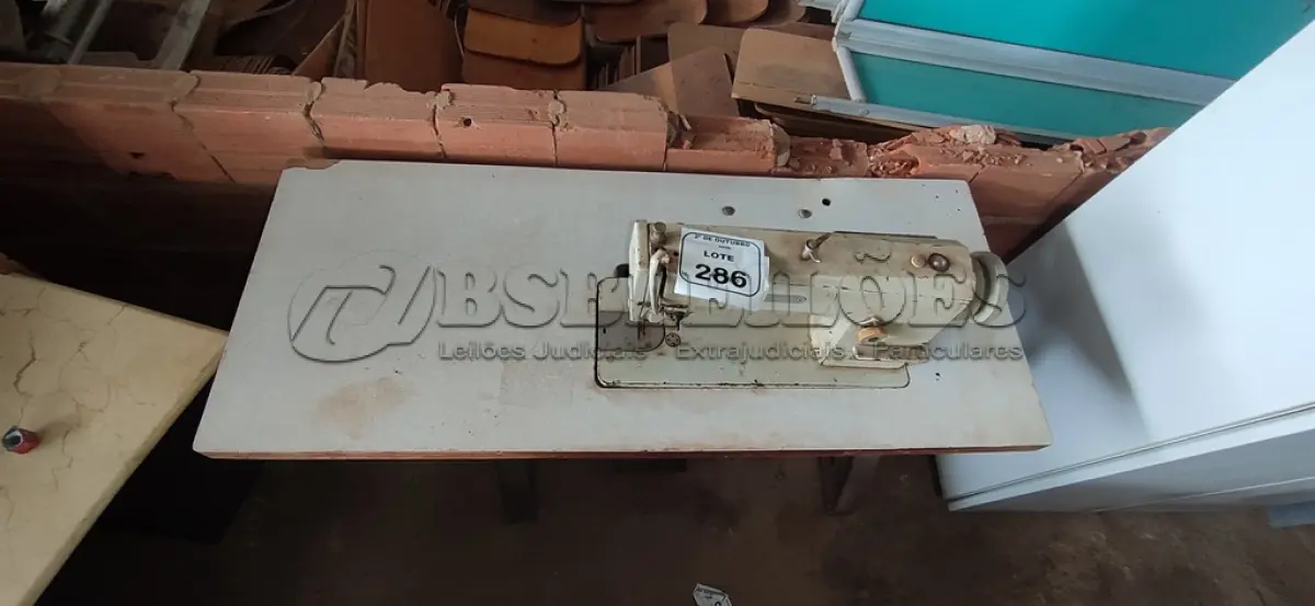 LOTE 286 - 01 MÁQUINA DE COSTURA COM BANCADA MODELO GC49-1 MARCA BENMA. (NO ESTADO) ATENÇÃO! FAZER A VISITAÇÃO ANTES DE ARREMATAR, NÃO SABEMOS SE FUNCIONA, LEILÃO NÃO TEM GARANTIA E NEM DEVOLUÇÃO, SUJEITO A POSSÍVEIS AVARIAS VISÍVEIS/OCULTAS E/OU AUSÊNCIA DE COMPONENTES.
