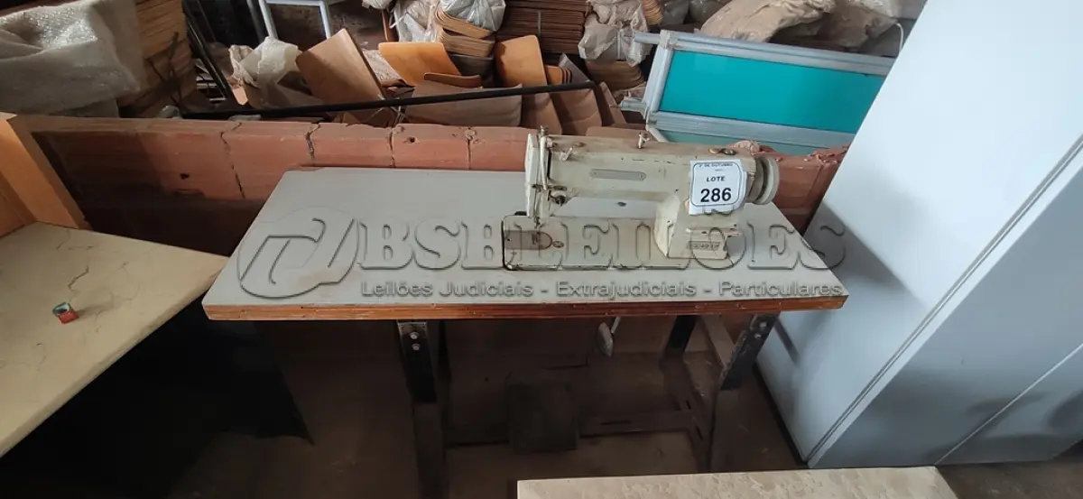 LOTE 286 - 01 MÁQUINA DE COSTURA COM BANCADA MODELO GC49-1 MARCA BENMA. (NO ESTADO) ATENÇÃO! FAZER A VISITAÇÃO ANTES DE ARREMATAR, NÃO SABEMOS SE FUNCIONA, LEILÃO NÃO TEM GARANTIA E NEM DEVOLUÇÃO, SUJEITO A POSSÍVEIS AVARIAS VISÍVEIS/OCULTAS E/OU AUSÊNCIA DE COMPONENTES.