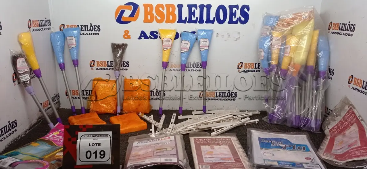 LOTE 019 - 01 LOTE COM VÁRIOS JOGOS DE TOALHAS PARA GELADEIRA, TRILHOS DE GAVETA DE PLÁSTICO, 04 CERAS DE ABELHA E ESPANADORES DE PÓ. (NO ESTADO) ATENÇÃO! FAZER A VISITAÇÃO ANTES DE ARREMATAR, NÃO SABEMOS SE FUNCIONA, LEILÃO NÃO TEM GARANTIA E NEM DEVOLUÇÃO, SUJEITO A POSSÍVEIS AVARIAS VISÍVEIS/OCULTAS E/OU AUSÊNCIA DE COMPONENTES.