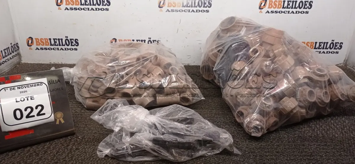LOTE 022 - 09 CABOS DE PANELA, GRANDE QUANTIDADE DE TÊ ROSCÁVEL E UNIÃO SOLDÁVEL DE MEDIDAS DIVERSAS. (NO ESTADO) ATENÇÃO! FAZER A VISITAÇÃO ANTES DE ARREMATAR, NÃO SABEMOS SE FUNCIONA, LEILÃO NÃO TEM GARANTIA E NEM DEVOLUÇÃO, SUJEITO A POSSÍVEIS AVARIAS VISÍVEIS/OCULTAS E/OU AUSÊNCIA DE COMPONENTES.