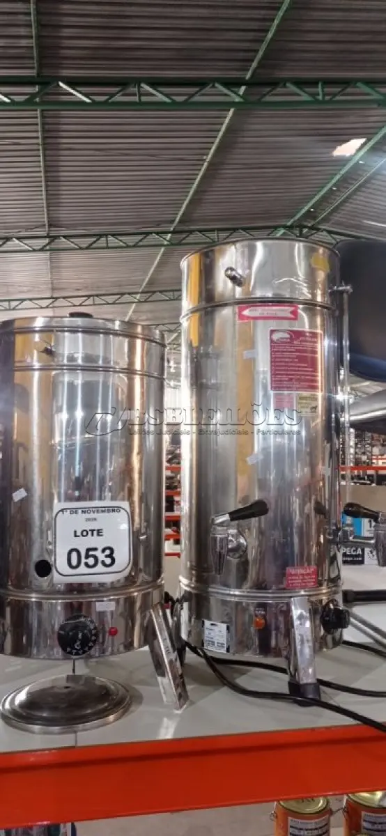 LOTE 053 - 02 CAFETEIRAS INDUSTRIAIS EM INOX. (NO ESTADO) ATENÇÃO! FAZER A VISITAÇÃO ANTES DE ARREMATAR, NÃO SABEMOS SE FUNCIONA, LEILÃO NÃO TEM GARANTIA E NEM DEVOLUÇÃO, SUJEITO A POSSÍVEIS AVARIAS VISÍVEIS/OCULTAS E/OU AUSÊNCIA DE COMPONENTES.