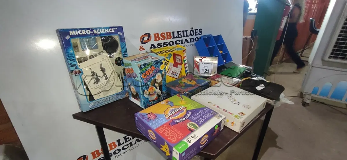 LOTE 121 - 01 LOTE COM VÁRIOS JOGOS DE TABULEIRO E BRINQUEDOS INFANTIS DIVERSOS. (NO ESTADO) ATENÇÃO! FAZER A VISITAÇÃO ANTES DE ARREMATAR, NÃO SABEMOS SE FUNCIONA, LEILÃO NÃO TEM GARANTIA E NEM DEVOLUÇÃO, SUJEITO A POSSÍVEIS AVARIAS VISÍVEIS/OCULTAS E/OU AUSÊNCIA DE COMPONENTES.