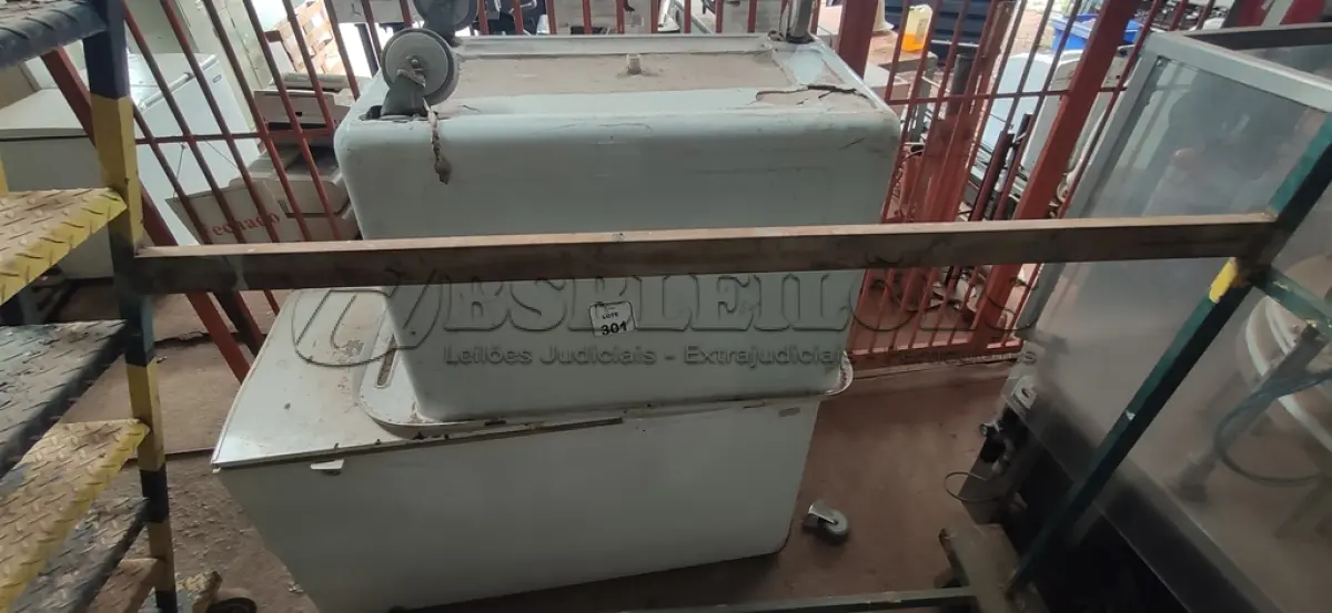 LOTE 301 - 01 FREEZER HORIZONTAL 220V MARCA ELECTROLUX E 01 TANQUE COM RODINHAS. (NO ESTADO) ATENÇÃO! FAZER A VISITAÇÃO ANTES DE ARREMATAR, NÃO SABEMOS SE FUNCIONA, LEILÃO NÃO TEM GARANTIA E NEM DEVOLUÇÃO, SUJEITO A POSSÍVEIS AVARIAS VISÍVEIS/OCULTAS E/OU AUSÊNCIA DE COMPONENTES.