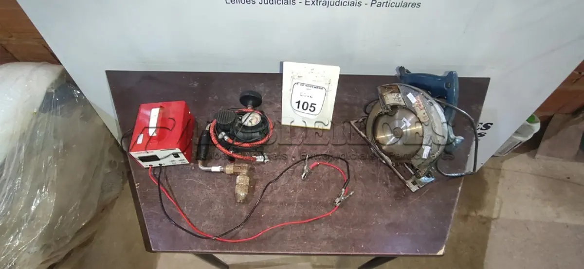 LOTE 105 - 01 SERRA CIRCULAR MARCA BOSCH, 01 CARREGADOR DE BATERIA 12V, 01 COMPRESSOR DE AR 12V E 01 FURADEIRA MANUAL. (NO ESTADO) ATENÇÃO! FAZER A VISITAÇÃO ANTES DE ARREMATAR, NÃO SABEMOS SE FUNCIONA, LEILÃO NÃO TEM GARANTIA E NEM DEVOLUÇÃO, SUJEITO A POSSÍVEIS AVARIAS VISÍVEIS/OCULTAS E/OU AUSÊNCIA DE COMPONENTES.