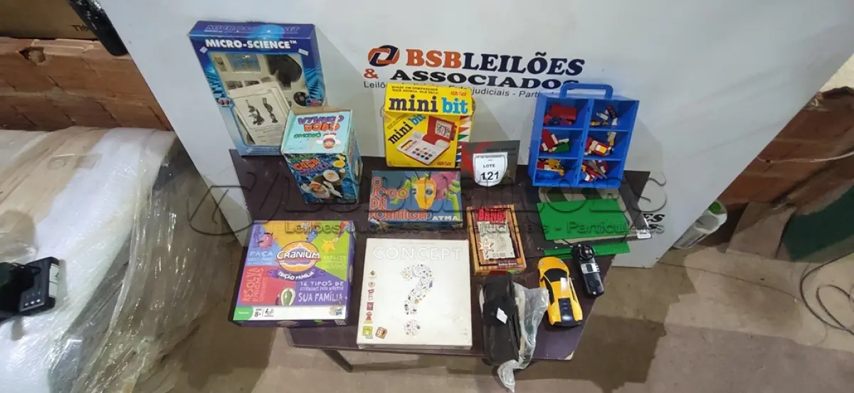 LOTE 121 - 01 LOTE COM VÁRIOS JOGOS DE TABULEIRO E BRINQUEDOS INFANTIS DIVERSOS. (NO ESTADO) ATENÇÃO! FAZER A VISITAÇÃO ANTES DE ARREMATAR, NÃO SABEMOS SE FUNCIONA, LEILÃO NÃO TEM GARANTIA E NEM DEVOLUÇÃO, SUJEITO A POSSÍVEIS AVARIAS VISÍVEIS/OCULTAS E/OU AUSÊNCIA DE COMPONENTES.