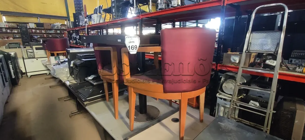 LOTE 169 - 02 CADEIRAS DE MADEIRA COM ASSENTOS ALMOFADADOS E 01 MESA DE MADEIRA COM TAMPO DE 70X68 CM. (NO ESTADO) ATENÇÃO! FAZER A VISITAÇÃO ANTES DE ARREMATAR, NÃO SABEMOS SE FUNCIONA, LEILÃO NÃO TEM GARANTIA E NEM DEVOLUÇÃO, SUJEITO A POSSÍVEIS AVARIAS VISÍVEIS/OCULTAS E/OU AUSÊNCIA DE COMPONENTES.