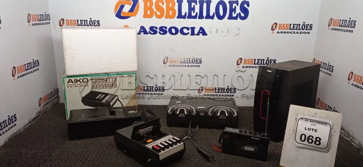 LOTE 068 - 01 AMPLIFICADOR DE POTÊNCIA DE BAIXA FREQUÊNCIA MARCA BUTTKICKER, 01 RÁDIO GRAVADOR CASSETE, 01 GRAVADOR CASSETE MARCA AIKO E 01 CAIXA SUBWOOFER MARCA PHILCO. (NO ESTADO) ATENÇÃO! FAZER A VISITAÇÃO ANTES DE ARREMATAR, NÃO SABEMOS SE FUNCIONA, LEILÃO NÃO TEM GARANTIA E NEM DEVOLUÇÃO, SUJEITO A POSSÍVEIS AVARIAS VISÍVEIS/OCULTAS E/OU AUSÊNCIA DE COMPONENTES.