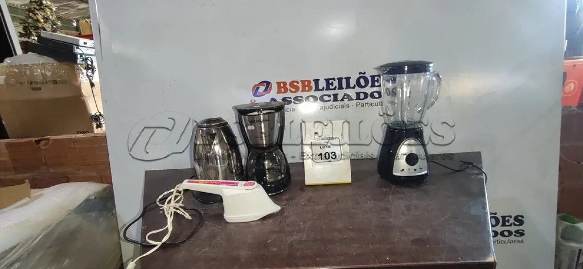 LOTE 103 - 01 LIQUIDIFICADOR MARCA BLACK DECKER, 01 CHALEIRA ELÉTRICA, 01 CAFETEIRA MARCA MONDIAL E 01 FERRO A VAPOR. (NO ESTADO) ATENÇÃO! FAZER A VISITAÇÃO ANTES DE ARREMATAR, NÃO SABEMOS SE FUNCIONA, LEILÃO NÃO TEM GARANTIA E NEM DEVOLUÇÃO, SUJEITO A POSSÍVEIS AVARIAS VISÍVEIS/OCULTAS E/OU AUSÊNCIA DE COMPONENTES.