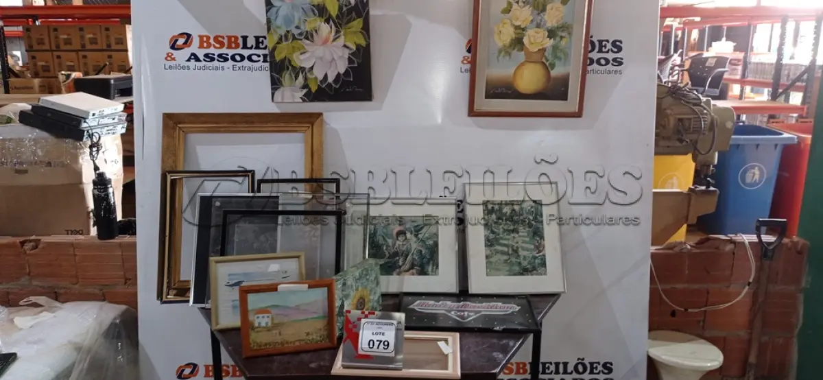 LOTE 079 - 01 LOTE COM VÁRIOS QUADROS DECORATIVOS E MOLDURAS DE TAMANHOS DIVERSOS. (NO ESTADO) ATENÇÃO! FAZER A VISITAÇÃO ANTES DE ARREMATAR, NÃO SABEMOS SE FUNCIONA, LEILÃO NÃO TEM GARANTIA E NEM DEVOLUÇÃO, SUJEITO A POSSÍVEIS AVARIAS VISÍVEIS/OCULTAS E/OU AUSÊNCIA DE COMPONENTES.