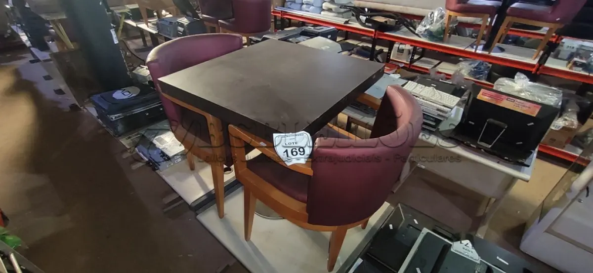 LOTE 169 - 02 CADEIRAS DE MADEIRA COM ASSENTOS ALMOFADADOS E 01 MESA DE MADEIRA COM TAMPO DE 70X68 CM. (NO ESTADO) ATENÇÃO! FAZER A VISITAÇÃO ANTES DE ARREMATAR, NÃO SABEMOS SE FUNCIONA, LEILÃO NÃO TEM GARANTIA E NEM DEVOLUÇÃO, SUJEITO A POSSÍVEIS AVARIAS VISÍVEIS/OCULTAS E/OU AUSÊNCIA DE COMPONENTES.