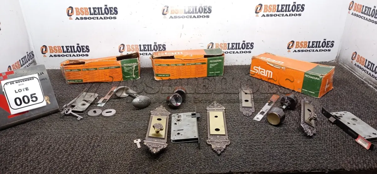 LOTE 005 - 03 FECHADURAS MARCA STAM. (NO ESTADO) ATENÇÃO! FAZER A VISITAÇÃO ANTES DE ARREMATAR, NÃO SABEMOS SE FUNCIONA, LEILÃO NÃO TEM GARANTIA E NEM DEVOLUÇÃO, SUJEITO A POSSÍVEIS AVARIAS VISÍVEIS/OCULTAS E/OU AUSÊNCIA DE COMPONENTES.