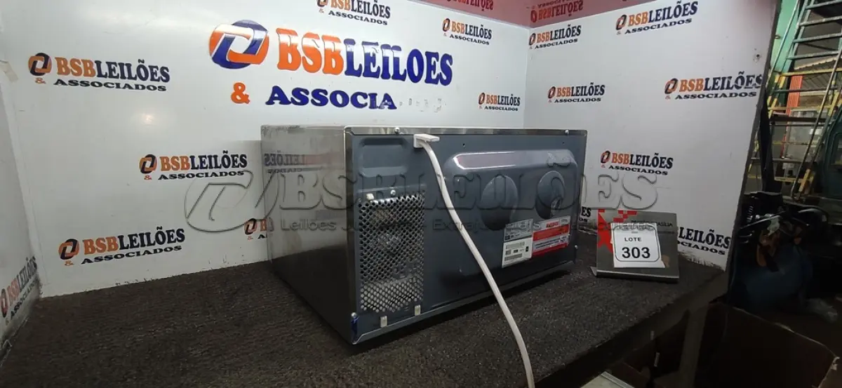 LOTE 303 - 01 MICRO-ONDAS 220V MARCA ELECTROLUX. (NO ESTADO) ATENÇÃO! FAZER A VISITAÇÃO ANTES DE ARREMATAR, NÃO SABEMOS SE FUNCIONA, LEILÃO NÃO TEM GARANTIA E NEM DEVOLUÇÃO, SUJEITO A POSSÍVEIS AVARIAS VISÍVEIS/OCULTAS E/OU AUSÊNCIA DE COMPONENTES.