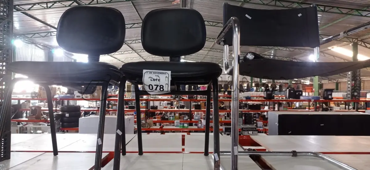 LOTE 078 - 03 CADEIRAS DE PÉS FIXOS NA COR PRETA. (NO ESTADO) ATENÇÃO! FAZER A VISITAÇÃO ANTES DE ARREMATAR, NÃO SABEMOS SE FUNCIONA, LEILÃO NÃO TEM GARANTIA E NEM DEVOLUÇÃO, SUJEITO A POSSÍVEIS AVARIAS VISÍVEIS/OCULTAS E/OU AUSÊNCIA DE COMPONENTES.