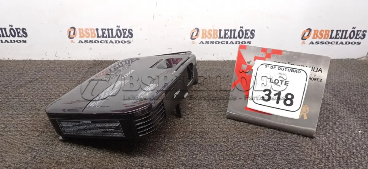 LOTE 318 - 01 PROJETOR MARCA EPSON SEM CABOS. (NO ESTADO) ATENÇÃO! FAZER A VISITAÇÃO ANTES DE ARREMATAR, NÃO SABEMOS SE FUNCIONA, LEILÃO NÃO TEM GARANTIA E NEM DEVOLUÇÃO, SUJEITO A POSSÍVEIS AVARIAS VISÍVEIS/OCULTAS E/OU AUSÊNCIA DE COMPONENTES.