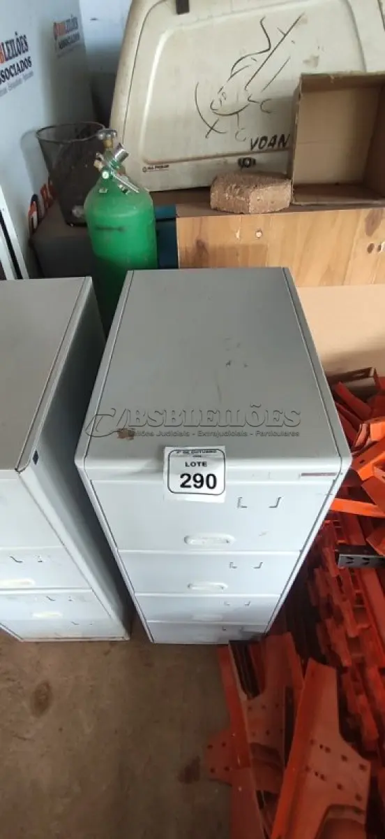 LOTE 290 - 01 ARQUIVO DE AÇO COM 04 GAVETAS. (NO ESTADO) ATENÇÃO! FAZER A VISITAÇÃO ANTES DE ARREMATAR, NÃO SABEMOS SE FUNCIONA, LEILÃO NÃO TEM GARANTIA E NEM DEVOLUÇÃO, SUJEITO A POSSÍVEIS AVARIAS VISÍVEIS/OCULTAS E/OU AUSÊNCIA DE COMPONENTES.
