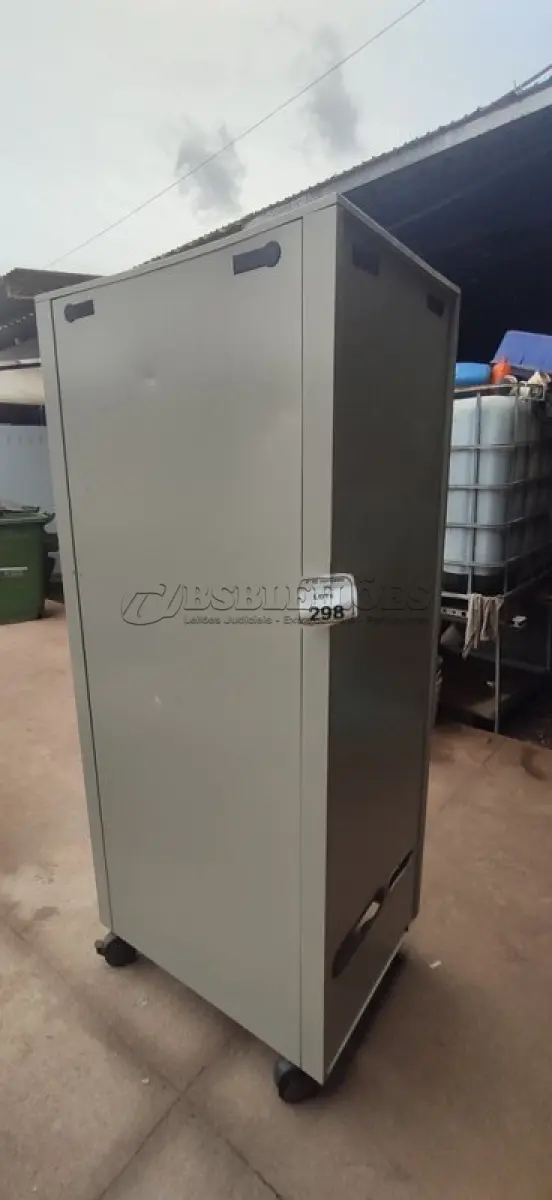 LOTE 298 - 01 RACK DE PISO PARA SERVIDORES. (NO ESTADO) ATENÇÃO! FAZER A VISITAÇÃO ANTES DE ARREMATAR, NÃO SABEMOS SE FUNCIONA, LEILÃO NÃO TEM GARANTIA E NEM DEVOLUÇÃO, SUJEITO A POSSÍVEIS AVARIAS VISÍVEIS/OCULTAS E/OU AUSÊNCIA DE COMPONENTES.