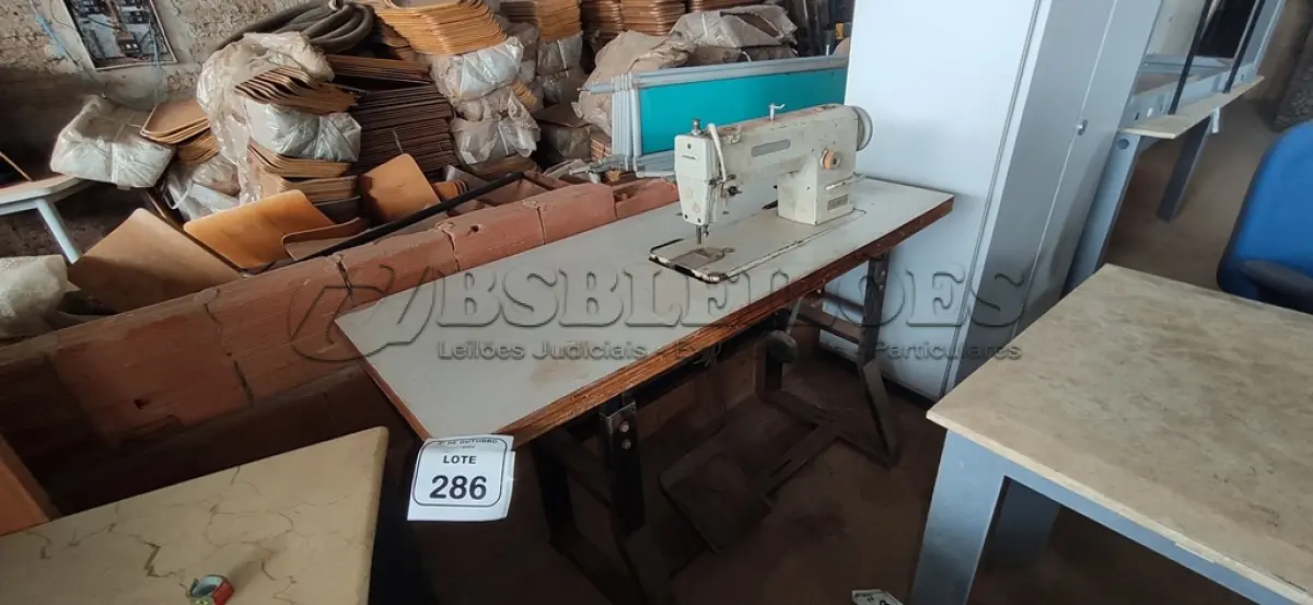 LOTE 286 - 01 MÁQUINA DE COSTURA COM BANCADA MODELO GC49-1 MARCA BENMA. (NO ESTADO) ATENÇÃO! FAZER A VISITAÇÃO ANTES DE ARREMATAR, NÃO SABEMOS SE FUNCIONA, LEILÃO NÃO TEM GARANTIA E NEM DEVOLUÇÃO, SUJEITO A POSSÍVEIS AVARIAS VISÍVEIS/OCULTAS E/OU AUSÊNCIA DE COMPONENTES.