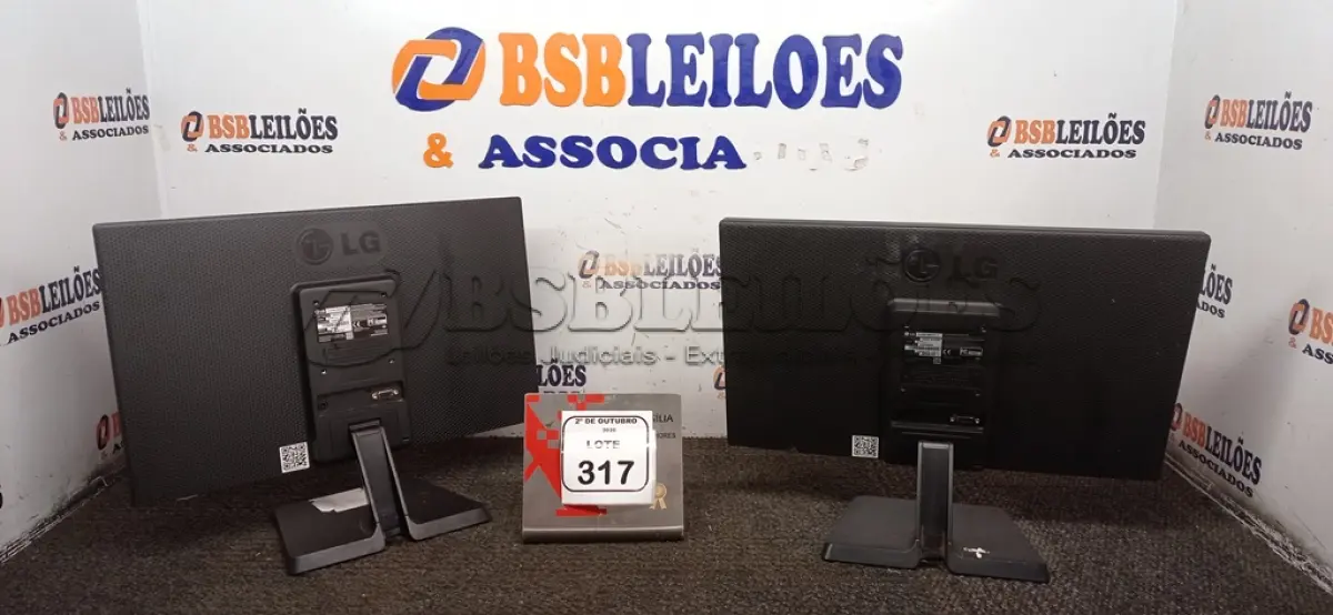 LOTE 317 - 02 MONITORES MARCA LG. (NO ESTADO) ATENÇÃO! FAZER A VISITAÇÃO ANTES DE ARREMATAR, NÃO SABEMOS SE FUNCIONA, LEILÃO NÃO TEM GARANTIA E NEM DEVOLUÇÃO, SUJEITO A POSSÍVEIS AVARIAS VISÍVEIS/OCULTAS E/OU AUSÊNCIA DE COMPONENTES.
