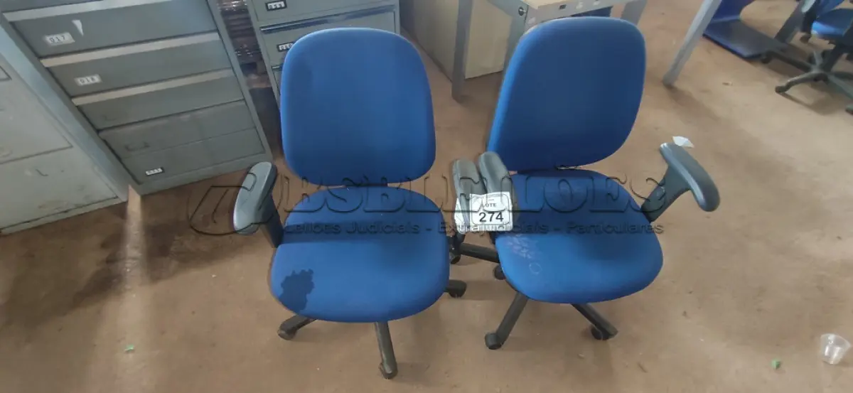 LOTE 274 - 02 CADEIRAS DE ESCRITÓRIO GIRATÓRIA. (NO ESTADO) ATENÇÃO! FAZER A VISITAÇÃO ANTES DE ARREMATAR, NÃO SABEMOS SE FUNCIONA, LEILÃO NÃO TEM GARANTIA E NEM DEVOLUÇÃO, SUJEITO A POSSÍVEIS AVARIAS VISÍVEIS/OCULTAS E/OU AUSÊNCIA DE COMPONENTES.