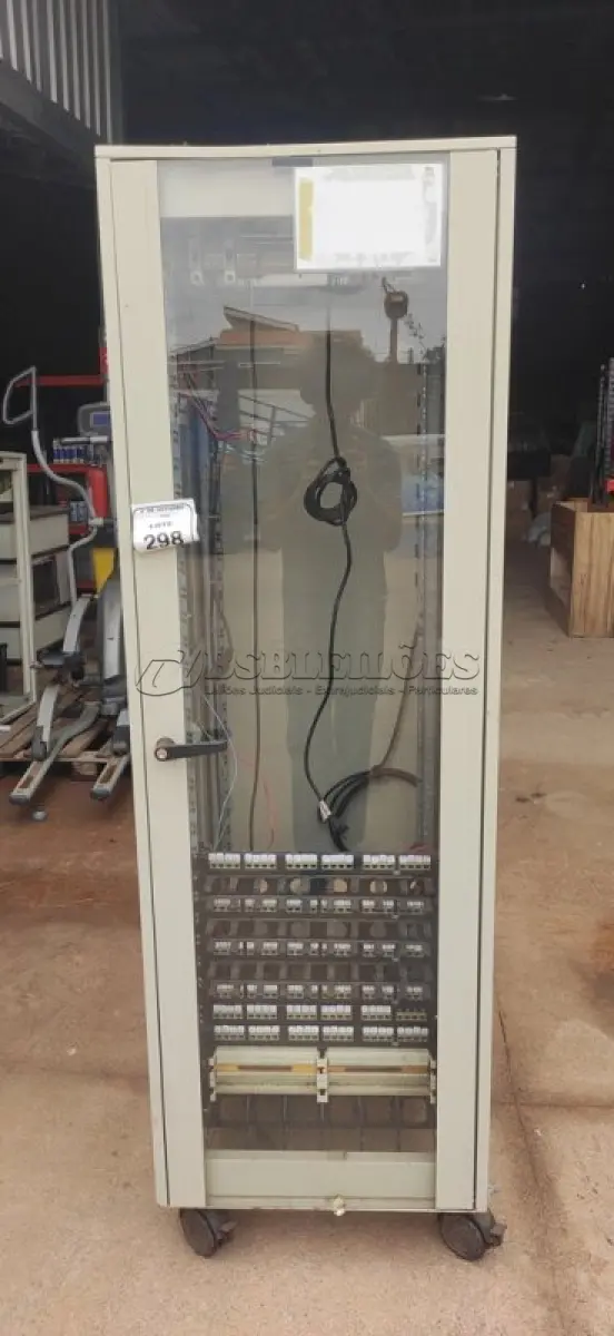 LOTE 298 - 01 RACK DE PISO PARA SERVIDORES. (NO ESTADO) ATENÇÃO! FAZER A VISITAÇÃO ANTES DE ARREMATAR, NÃO SABEMOS SE FUNCIONA, LEILÃO NÃO TEM GARANTIA E NEM DEVOLUÇÃO, SUJEITO A POSSÍVEIS AVARIAS VISÍVEIS/OCULTAS E/OU AUSÊNCIA DE COMPONENTES.