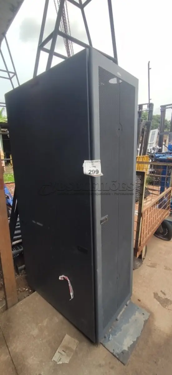 LOTE 299 - 01 RACK DE PISO PARA SERVIDORES. (NO ESTADO) ATENÇÃO! FAZER A VISITAÇÃO ANTES DE ARREMATAR, NÃO SABEMOS SE FUNCIONA, LEILÃO NÃO TEM GARANTIA E NEM DEVOLUÇÃO, SUJEITO A POSSÍVEIS AVARIAS VISÍVEIS/OCULTAS E/OU AUSÊNCIA DE COMPONENTES.