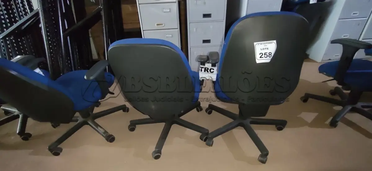 LOTE 258 - 02 CADEIRAS DE ESCRITÓRIO GIRATÓRIA. (NO ESTADO) ATENÇÃO! FAZER A VISITAÇÃO ANTES DE ARREMATAR, NÃO SABEMOS SE FUNCIONA, LEILÃO NÃO TEM GARANTIA E NEM DEVOLUÇÃO, SUJEITO A POSSÍVEIS AVARIAS VISÍVEIS/OCULTAS E/OU AUSÊNCIA DE COMPONENTES.