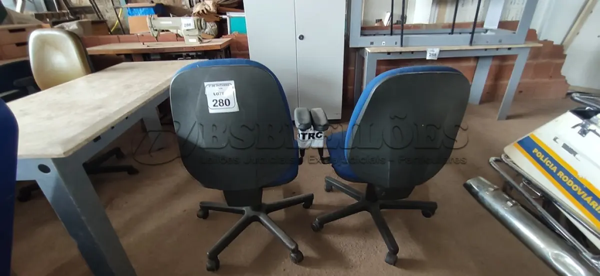 LOTE 280 - 02 CADEIRAS DE ESCRITÓRIO GIRATÓRIA. (NO ESTADO) ATENÇÃO! FAZER A VISITAÇÃO ANTES DE ARREMATAR, NÃO SABEMOS SE FUNCIONA, LEILÃO NÃO TEM GARANTIA E NEM DEVOLUÇÃO, SUJEITO A POSSÍVEIS AVARIAS VISÍVEIS/OCULTAS E/OU AUSÊNCIA DE COMPONENTES.
