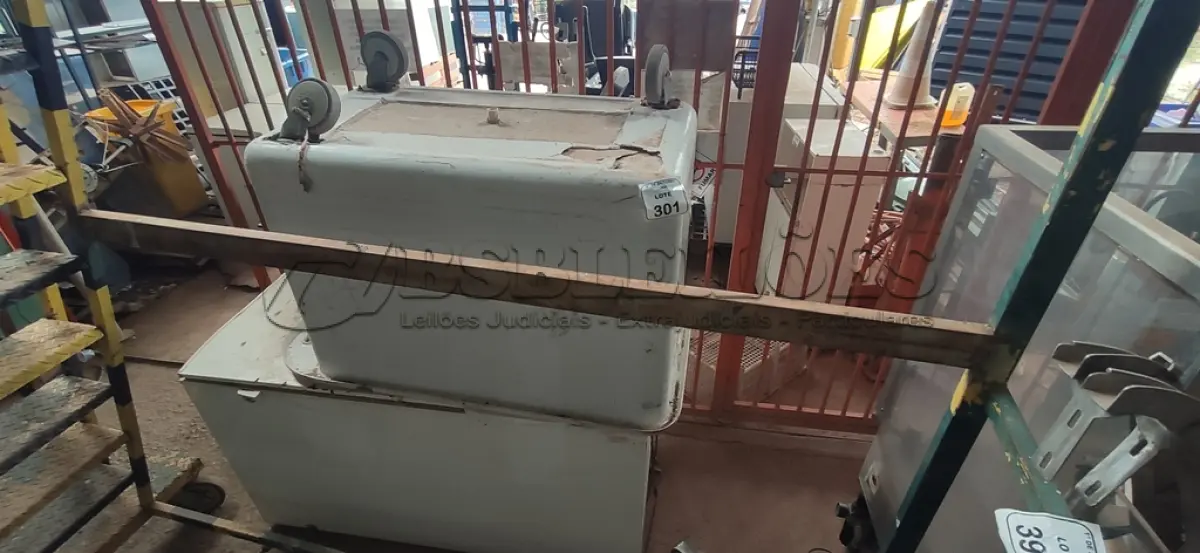 LOTE 301 - 01 FREEZER HORIZONTAL 220V MARCA ELECTROLUX E 01 TANQUE COM RODINHAS. (NO ESTADO) ATENÇÃO! FAZER A VISITAÇÃO ANTES DE ARREMATAR, NÃO SABEMOS SE FUNCIONA, LEILÃO NÃO TEM GARANTIA E NEM DEVOLUÇÃO, SUJEITO A POSSÍVEIS AVARIAS VISÍVEIS/OCULTAS E/OU AUSÊNCIA DE COMPONENTES.