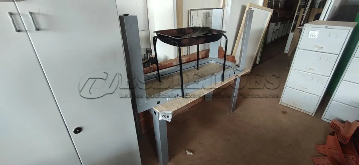 LOTE 288 - 01 MESA COM ESTRUTURA DE FERRO E TAMPO DE PEDRA, 01 MESA SEM TAMPO E 01 CHURRASQUEIRA PEQUENA. (NO ESTADO) ATENÇÃO! FAZER A VISITAÇÃO ANTES DE ARREMATAR, NÃO SABEMOS SE FUNCIONA, LEILÃO NÃO TEM GARANTIA E NEM DEVOLUÇÃO, SUJEITO A POSSÍVEIS AVARIAS VISÍVEIS/OCULTAS E/OU AUSÊNCIA DE COMPONENTES.