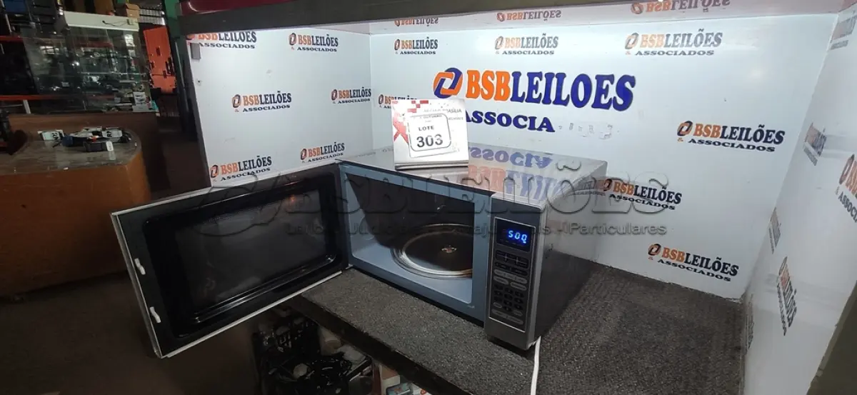 LOTE 303 - 01 MICRO-ONDAS 220V MARCA ELECTROLUX. (NO ESTADO) ATENÇÃO! FAZER A VISITAÇÃO ANTES DE ARREMATAR, NÃO SABEMOS SE FUNCIONA, LEILÃO NÃO TEM GARANTIA E NEM DEVOLUÇÃO, SUJEITO A POSSÍVEIS AVARIAS VISÍVEIS/OCULTAS E/OU AUSÊNCIA DE COMPONENTES.