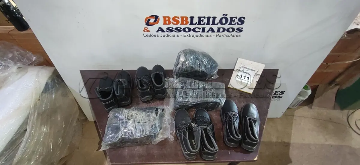 LOTE 111 - 01 LOTE COM VÁRIOS PARES DE BOTAS E.P.I. DE TAMANHOS DIVERSOS. (NO ESTADO) ATENÇÃO! FAZER A VISITAÇÃO ANTES DE ARREMATAR, NÃO SABEMOS SE FUNCIONA, LEILÃO NÃO TEM GARANTIA E NEM DEVOLUÇÃO, SUJEITO A POSSÍVEIS AVARIAS VISÍVEIS/OCULTAS E/OU AUSÊNCIA DE COMPONENTES.