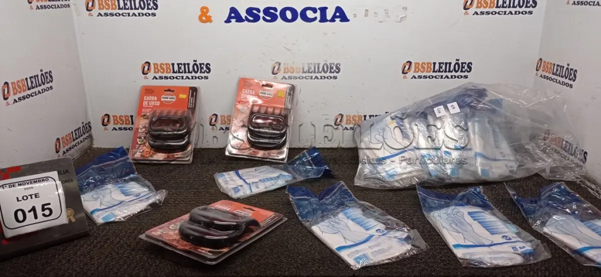 LOTE 015 - 03 GARRAS DE URSO E GRANDE QUANTIDADE DE LUVAS PLÁSTICAS DESCARTÁVEIS. (NO ESTADO) ATENÇÃO! FAZER A VISITAÇÃO ANTES DE ARREMATAR, NÃO SABEMOS SE FUNCIONA, LEILÃO NÃO TEM GARANTIA E NEM DEVOLUÇÃO, SUJEITO A POSSÍVEIS AVARIAS VISÍVEIS/OCULTAS E/OU AUSÊNCIA DE COMPONENTES.